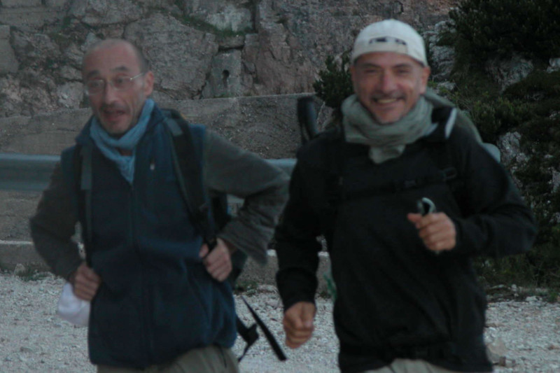 Due amici corrono in montagna. Immagine simbolica del racconto “Run! Run! Run!” di Rosa Pellegrino, dedicato alla corsa e all’amicizia.