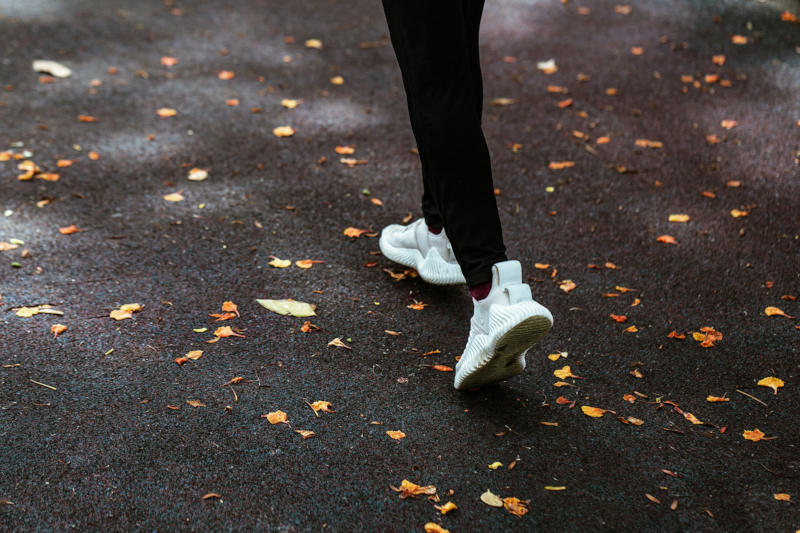 Gambe in movimento. Immagine di copertina per l’articolo scientifico “Runner’s high: l’euforia del corridore” di Rosa Pellegrino.